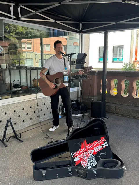 Florian Neumann spielte an der Ecksteinsau vorm Teeladen | Foto: Laura Neumann