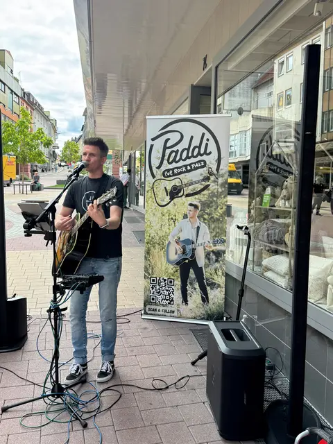 Vor Möbel Zimmermann spielt Patrick Neumann (Paddi) aus seinem Programm „Pop, Rock &amp; Palz“ | Foto: Neumann