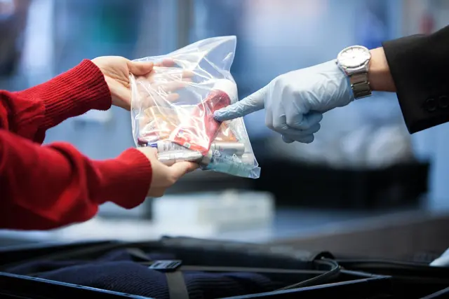 Beutellos in die Luft: Das geht am Flughafen München künftig dank umfassender CT-Technologie an den Sicherheitskontrollen. | Foto: Christin Klose/dpa-mag