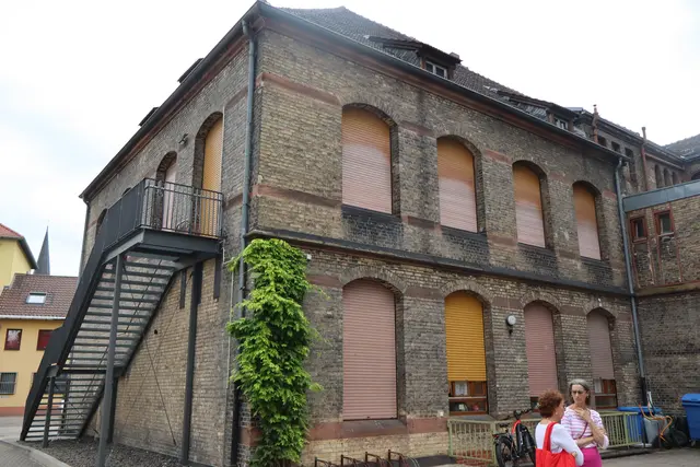Das Gemeindehaus. Im 1. OG ist die Suppenküche untergebracht, im EG der Gemeindesaal.  | Foto: JG