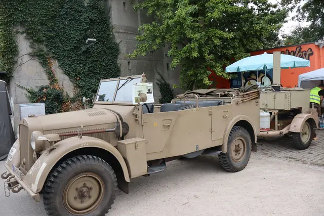 Der historische Verein Bunkermuseum gab Feldküche aus.  | Foto: JG