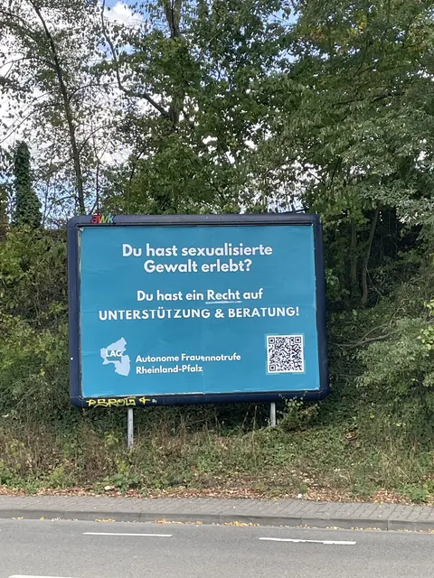 Mit der Kampagne möchten wir darauf aufmerksam machen, dass Betroffene von sexualisierter Gewalt Unterstützung und Beratung in Anspruch nehmen können und dass sie damit nicht alleine sind. | Foto: Frauennotruf Kaiserslautern/gratis
