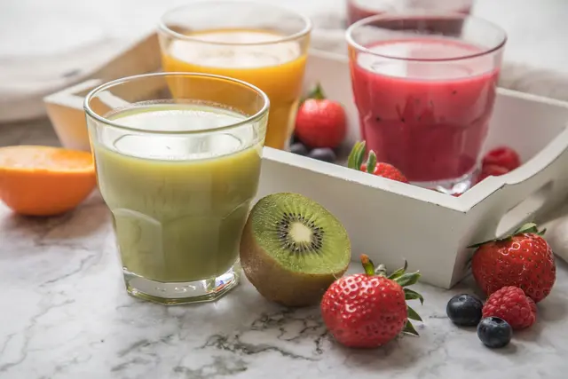 Fruchtgetränk mit weniger Zucker? Wer selbst mixt und Spinat, Gurke oder Kräuter dazugibt, drückt den Zuckergehalt – und bekommt trotzdem Vitamine & Co. | Foto: Christin Klose/dpa-mag