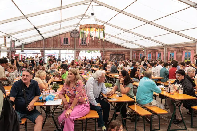 Die Mühlburger Kerwe lockte am Sonntag zahlreiche Besucher auf den Fliederplatz. Bei Musik, Fahrgeschäften und kulinarischen Angeboten herrschte den ganzen Tag über ausgelassene Kerwestimmung. | Foto: Paul Needham