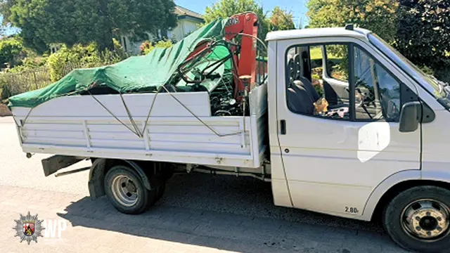 Ein grau-weißer Pritschen-Lkw mit rotem Baukran ist am Opel-Kreisel in Kaiserslautern verschwunden. Die Kriminalpolizei ermittelt wegen Diebstahls und sucht Zeugen. | Foto: Polizeipräsidium Westpfalz