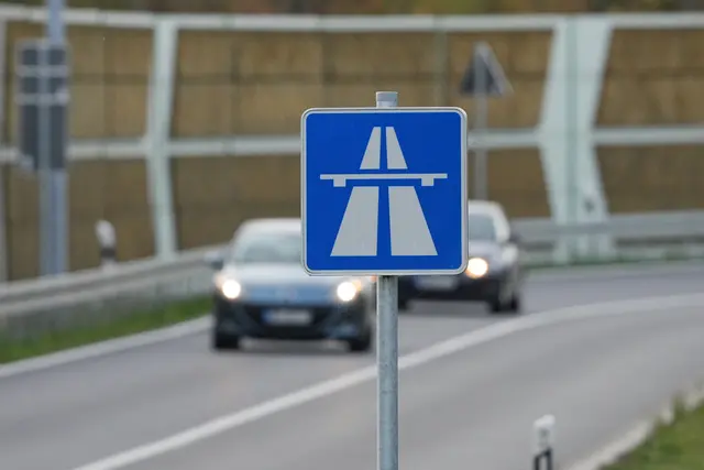Ein Unfallbeteiligter flüchtete nach dem Zusammenstoß auf der A5. (Symbolbild) | Foto: Soeren Stache/dpa
