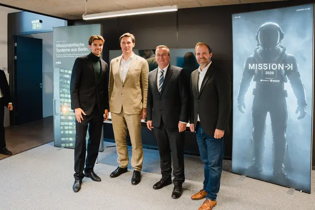 Bundesverteidigungsminister Boris Pistorius (3. v. l.) beim Besuch des Berliner Defence-Tech-Unternehmens MKS. Mit dabei waren MKS-Geschäftsführer Alexander Kleinschmidt (r.) und der Berliner SPD-Landesvorsitzende Steffen Krach (Zweiter von links). | Foto: Nico von Nordheim