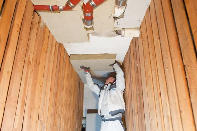 Kellerdecke dämmen, Heizkosten senken: Wer handwerkliches Geschick besitzt, kann die Dämmung der Kellerdecke selbst anbringen. | Foto: Klaus-Dietmar Gabbert/dpa-mag