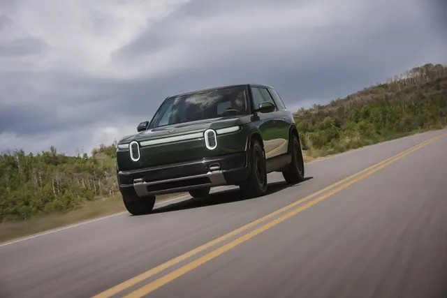 Cleanes Design, auffällige Oval-Scheinwerfer: Der Rivian R2 soll als 4,72-Meter-SUV gegen Tesla Model Y & Co. antreten. | Foto: Rivian/dpa-mag