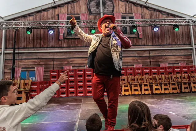 Markus Becker begeistert bei der Mühlburger Kerwe Groß und Klein: Bei seiner Piratenparty wurde am Sonntagnachmittag auf dem Fliederplatz gemeinsam getanzt, gesungen und gefeiert. | Foto: Paul Needham