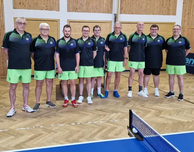 Die Spieler der zweiten und dritten Herrenmannschaft sowie der erste Vorsitzende | Foto: Nils Dusch | TTC