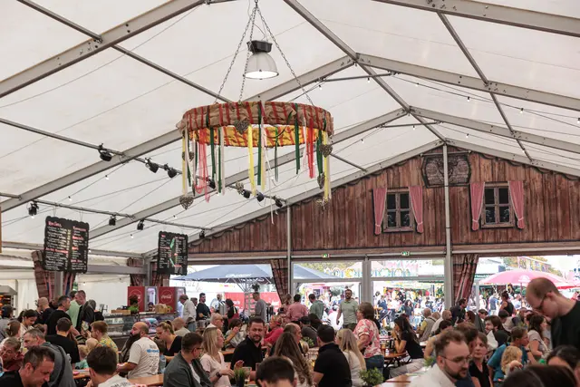 Die Mühlburger Kerwe lockte am Sonntag zahlreiche Besucher auf den Fliederplatz. Bei Musik, Fahrgeschäften und kulinarischen Angeboten herrschte den ganzen Tag über ausgelassene Kerwestimmung. | Foto: Paul Needham