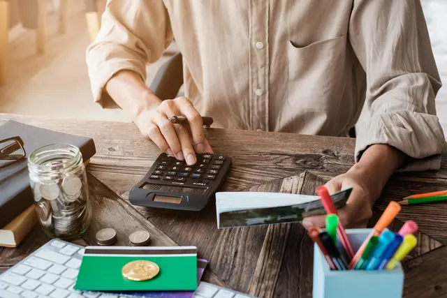 Wenn bei einer Betreuung Geldsorgen und Schulden auftauchen, hilft oft ein klarer Fahrplan für die nächsten Schritte. | Foto: itchaznong/stock.adobe.com