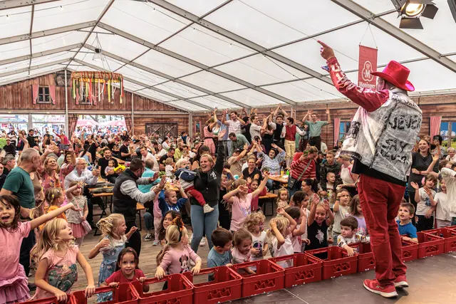 Markus Becker begeistert bei der Mühlburger Kerwe Groß und Klein: Bei seiner Piratenparty wurde am Sonntagnachmittag auf dem Fliederplatz gemeinsam getanzt, gesungen und gefeiert. | Foto: Paul Needham