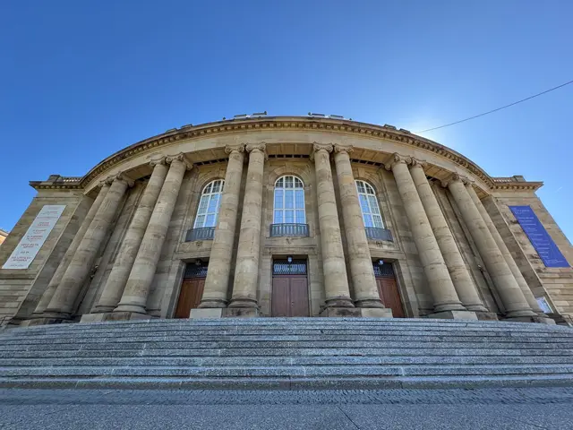 Der Littmann-Bau, Spielstätte der Württembergischen Staatstheater für Oper und Ballett, soll aufwendig saniert werden.  | Foto: Valentin Gensch/dpa