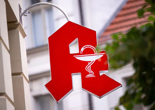 Kann auch Impfen: Einige Gesundheitsdienstleistungen gibt es auch in der Apotheke - oft geht es hier schneller als beim Arzt. | Foto: Monika Skolimowska/dpa