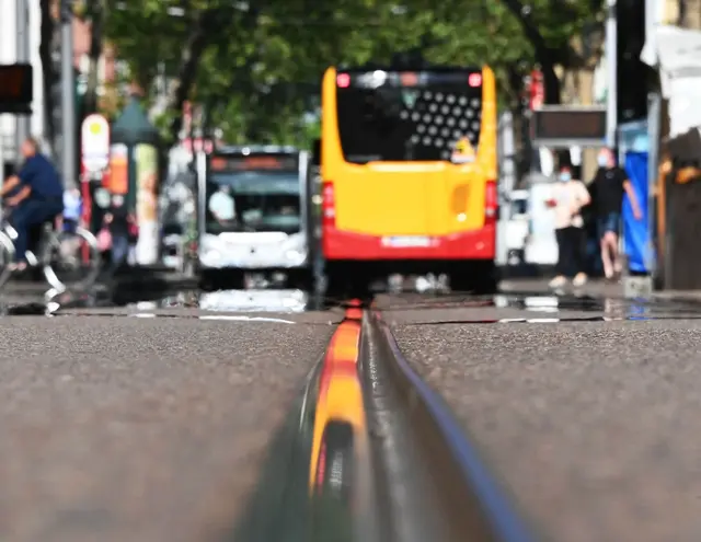 Wegen eines Oberleitungsschadens fahren Ersatzbusse in Karlsruhe. (Symbolbild) | Foto: Uli Deck/dpa