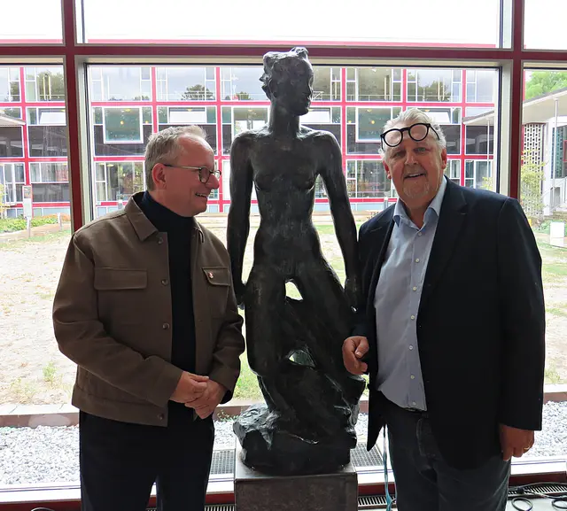 Oberbürgermeister Dr. Klaus Blettner und Jozua Knol mit der enthüllten Skulptur | Foto: Brigitte Melder