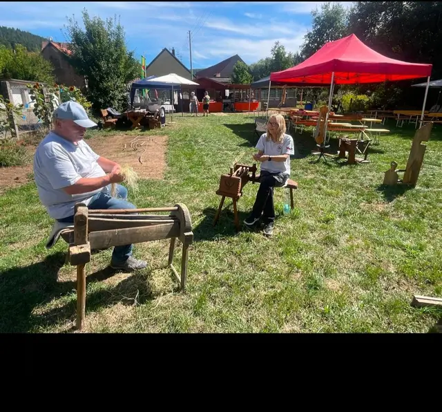 Beim Brechfest auf dem Mehrgenerationenplatz in Nußbach konnten Gäste Flachsverarbeitung selbst ausprobieren. | Foto: Helga Grüne