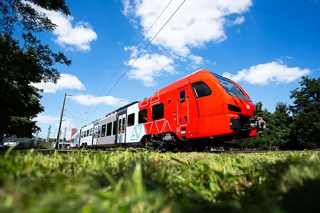 Sie laden ihre Akkus an sogenannten Oberleitungsinseln auf und können und auf nicht elektrifizierten Abschnitten mit dem Akku unterwegs sein: die neuen Triebwagen für das Pfalznetz. | Foto: --/Stadler Deutschland GmbH/dpa