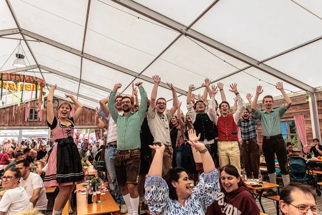 Markus Becker begeistert bei der Mühlburger Kerwe Groß und Klein: Bei seiner Piratenparty wurde am Sonntagnachmittag auf dem Fliederplatz gemeinsam getanzt, gesungen und gefeiert. | Foto: Paul Needham