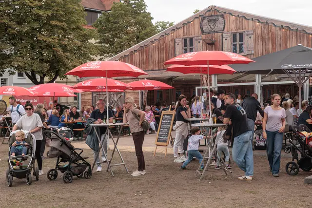 Jahrmarkt: Fahrgeschäfte, Buden und kulinarische Angebote sorgten auf dem Fliederplatz für buntes Jahrmarkttreiben. | Foto: Paul Needham