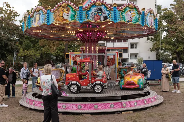 Jahrmarkt: Fahrgeschäfte, Buden und kulinarische Angebote sorgten auf dem Fliederplatz für buntes Jahrmarkttreiben. | Foto: Paul Needham