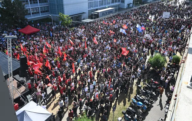 IG Metall ruft zu Protesten in der Autoindustrie auf. (Archivbild) | Foto: Bernd Weißbrod/dpa