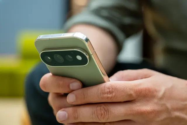 Bei einer Kamera muss es nicht bleiben: Dieses Pixel 11 Pro beispielsweise lässt sich mit diversen Kameras oder anderen Pixel-Telefonen erweitern, um in bestimmten Apps beim Filmen oder Streamen nahtlos zwischen zwei Perspektiven wechseln zu können. | Foto: Nico Tapia/dpa-mag
