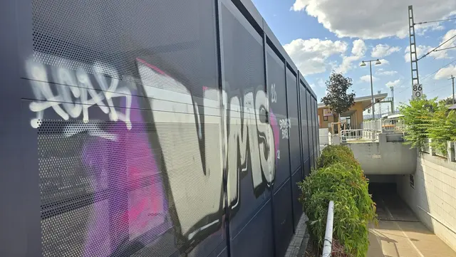 Am Haßlocher Bahnhof haben Unbekannte die neue Fahrradabstellanlage mit Farbspray beschädigt. | Foto: Gemeindeverwaltung Haßloch