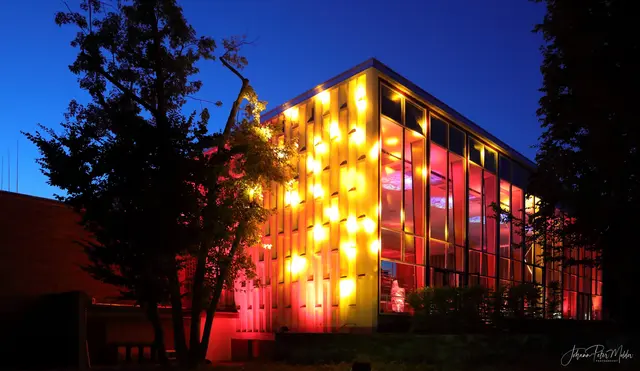 Archiv-Aufnahmen vom rot beleuchteten Hallenbad | Foto: Johann-Peter Melder