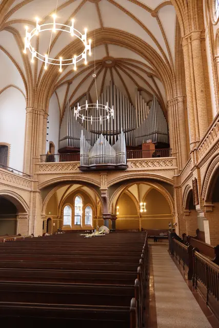 Die Kirche hat eine Klinkerfassade, auch im Kirchenschiff sind Klinkerelemente an Schmuckelementen und in den Säulen verbaut.  | Foto: JG