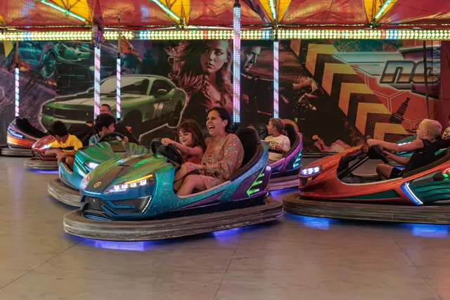 Jahrmarkt: Fahrgeschäfte, Buden und kulinarische Angebote sorgten auf dem Fliederplatz für buntes Jahrmarkttreiben. | Foto: Paul Needham