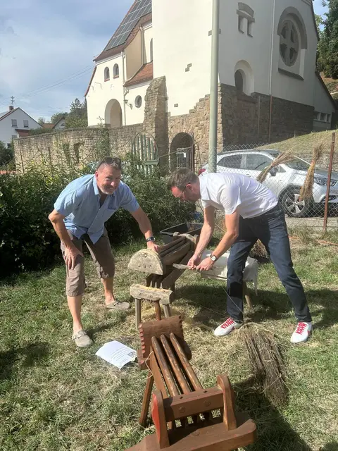 Beim Brechfest auf dem Mehrgenerationenplatz in Nußbach konnten Gäste Flachsverarbeitung selbst ausprobieren. | Foto: Helga Grüne