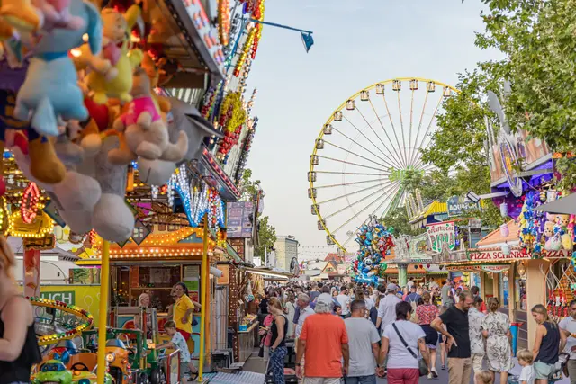 Wenn auf dem Wurstmarkt gefeiert wird, sorgen Einsatzkräfte für Sicherheit und Hilfe. | Foto: Heimatlichter GmbH