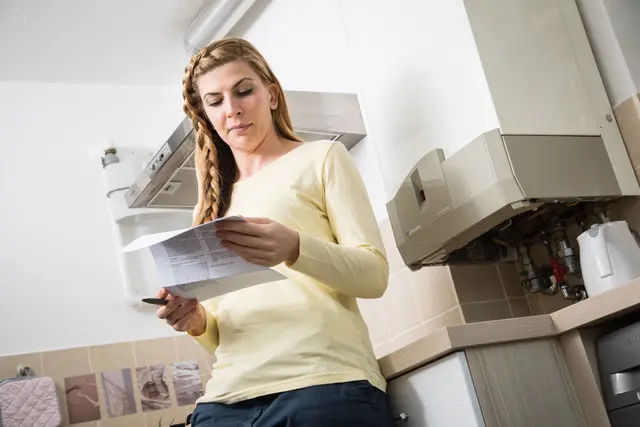 Heizperiode im Anmarsch, Großhandelspreise gestiegen: Wer Gas hat, sollte den aktuellen Tarif prüfen und rechtzeitig nach Alternativen schauen. | Foto: Christin Klose/dpa-mag
