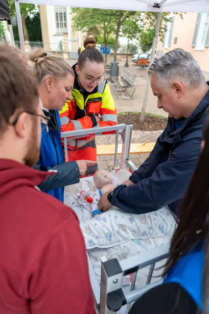Beim Aktionstag in Speyer können Besucherinnen und Besucher Wiederbelebung an Puppen selbst üben. | Foto: Foto Diakonissen Speyer