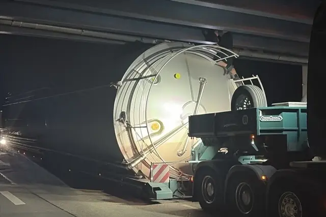 Während die Ladung des Transporters - ein langer und großer Metallbehälter -beschädigt wurde, wies die Brücke nach einer ersten Begutachtung keine Schäden auf. (Handout) | Foto: --/Polizeipräsidium Heilbronn/dpa