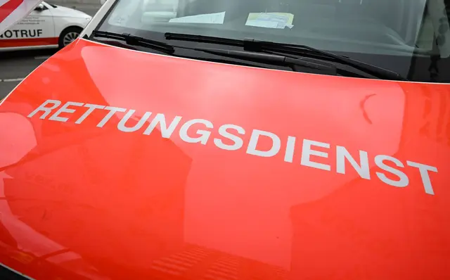 Der Rettungsdienst brachte die schwer verletzte 15-Jährige laut Polizei ins Krankenhaus. (Symbolbild) | Foto: Bernd Weißbrod/dpa