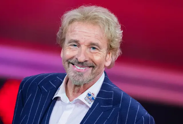 Thomas Gottschalk, Moderator, steht beim RTL-Jahresrückblick "Menschen, Bilder, Emotionen 2022" im Studio. | Foto: Rolf Vennenbernd/dpa/dpa-mag