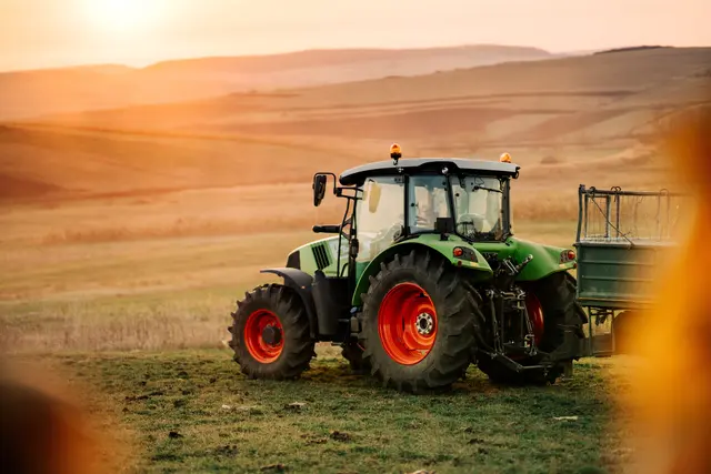 Eine Kontrolle auf der L549 kurz vor Kandel beendete die Fahrt eines Traktors mit Anhänger. Im Anhänger saßen acht Hilfsarbeiter ohne geeignete Sitzgelegenheiten, wie die Polizeidirektion Landau berichtet. | Foto: aboutmomentsimages/stock.adobe.com