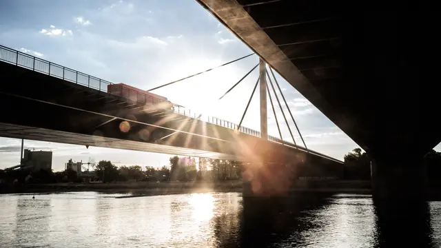 Pendler warten seit Jahrzehnten auf die zweite Rheinbrücke. Die bestehende Brücke von 1966 ist völlig überlastet, der tägliche Stau auf der B10 eine enorme Belastung  | Foto: Paul Needham