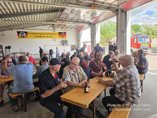 Die Alterskameraden des Kreisfeuerwehrverbandes Kusel trafen sich zu einem geselligen Nachmittag mit Fahrzeugschau und Einblicken in moderne Feuerwehrtechnik. | Foto: Stefan Reichhart