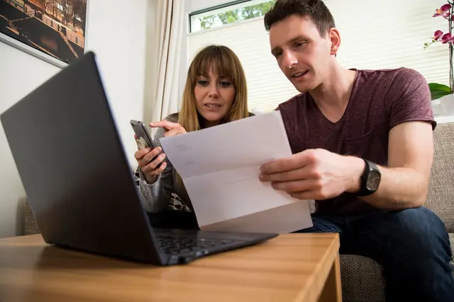 Post vom Verwalter? Nicht einfach abheften: Eigentümer sollten Gesamt- und Einzelabrechnung gründlich checken. | Foto: Christin Klose/dpa-mag