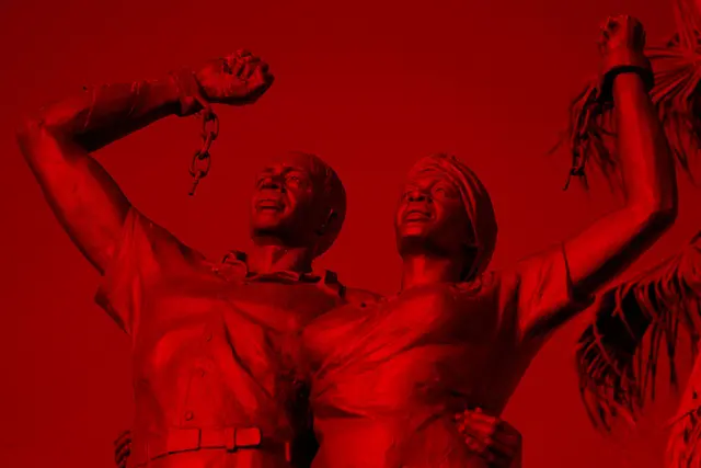 Das Genozid-Denkmal in Windhoek erinnert an die Opfer der deutschen Kolonialherrschaft im heutigen Namibia. Die Nachwirkungen kolonialer militärischer Gewalt stehen im Mittelpunkt eines Workshops des Zentrums für Militärgeschichte und Sozialwissenschaften der Bundeswehr. | Foto: Imago/imagebroker/G.Thielmann