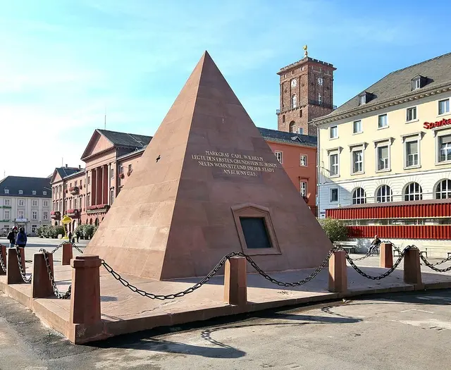 Nach einem Farbangriff auf die Pyramide am Karlsruher Marktplatz hat die Stadt Reinigung und Anzeige veranlasst. | Foto: Stadt Karlsruhe, Roland Fränkle