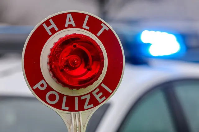 Es wurden insgesamt 34 Mängel an dem Sattelzug festgestellt. (Symbolbild) | Foto: Jan Woitas/dpa