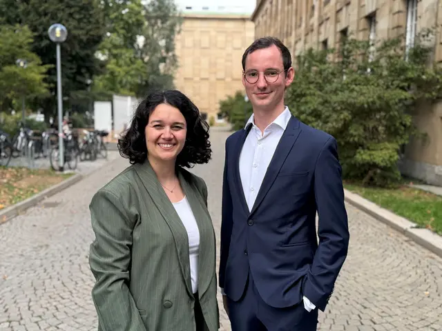 Clara Wellhäußer und Jan-Lukas Schmitt kandidieren als Landesvorsitzende der Grünen in Baden-Württemberg.  | Foto: Clara Wellhäußer/privat/dpa