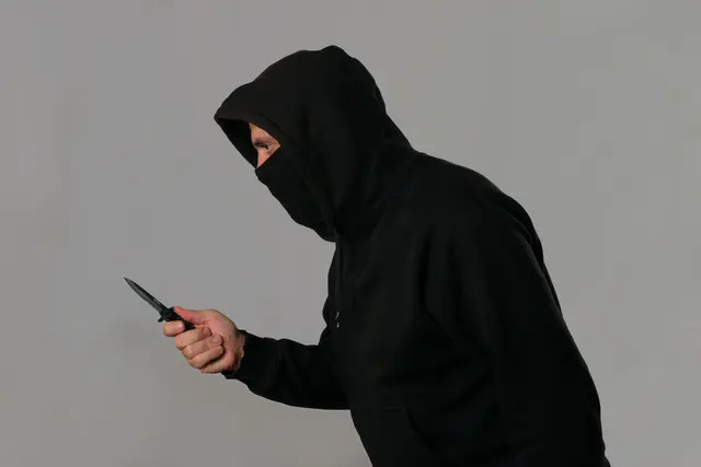 Nach einem Tankstellenüberfall in Karlsruhe ist ein 17-Jähriger vorläufig festgenommen worden. Der Jugendliche soll einen Mitarbeiter mit einem Messer bedroht und rund 280 Euro erbeutet haben. (Symbolfoto) | Foto: Astrako/stock.adobe.com