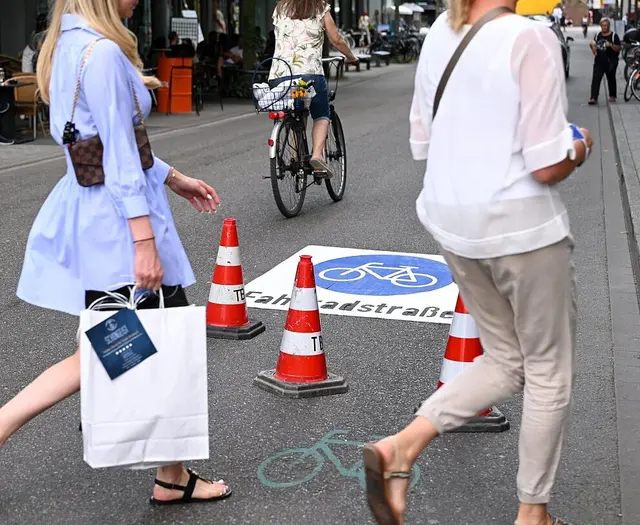 Wer im Oktober in Karlsruhe zu Fuß unterwegs ist, kann bei der Schritte-Challenge seine Wege im Team zählen lassen. | Foto: Stadt Karlsruhe, Monika Müller-Gmelin
